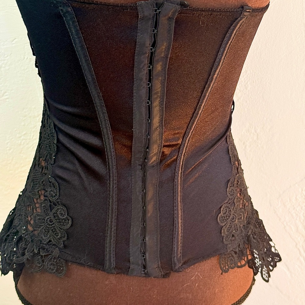 Elegant Black Lace Corset, Fredrick’s of Hollywood Lingerie, nightwear, Sz Small - Picture 8 of 12